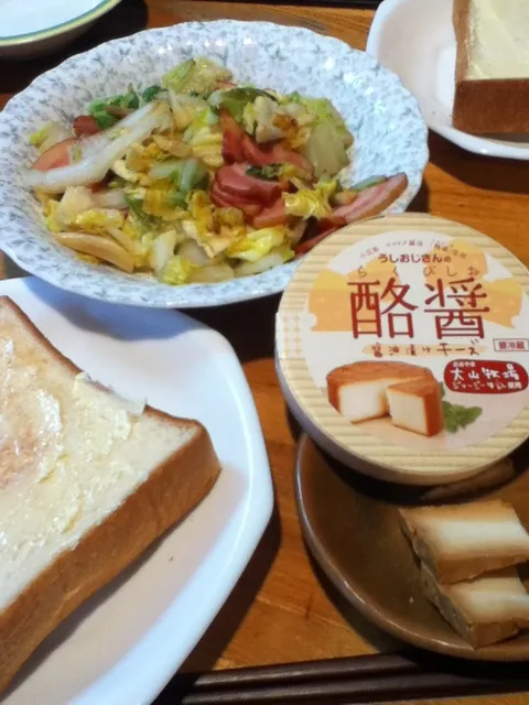 野菜炒めとパン、醤油漬けチーズ|yuimokeさん