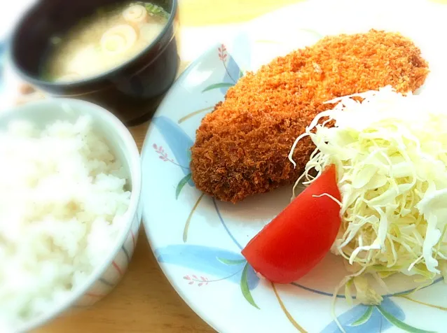 本日のランチ。とってもオイリー♫メンチカツ定食。|JTKさん