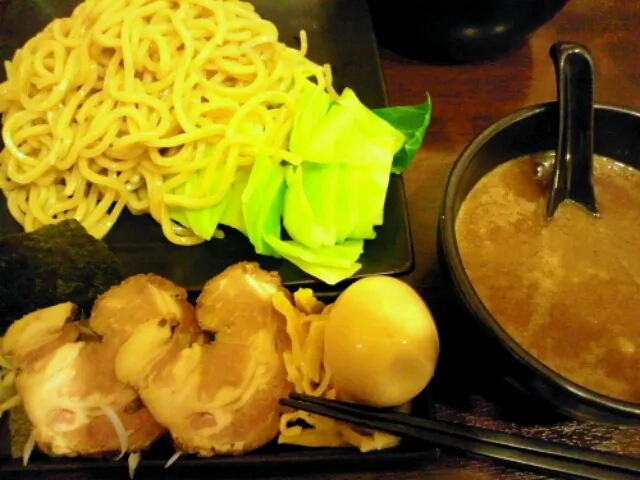 野菜たっぷりのつけ麺。甘めの汁です。美味しいのに今日のサービスは最低。おつまみ他の人と出す順番間違えて出てる頃にはビールが無くなった。それを謝らないのがムカついた。地元民大事にしろよ～！|SATOSHI OOCHIさん