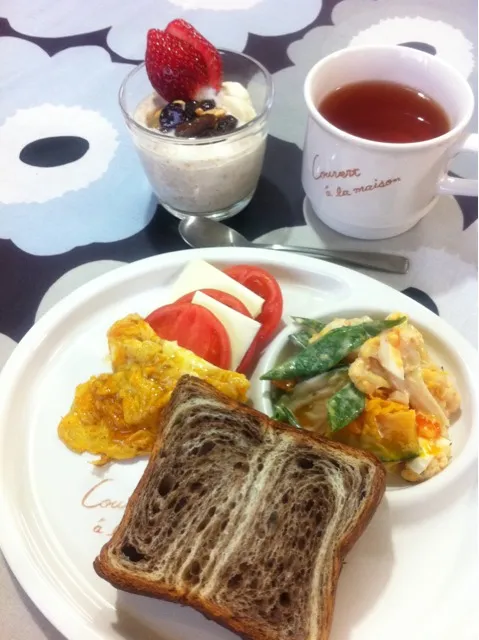 カリフラワーとカボチャのサラダとチョコデニッシュの朝食|ケイさん