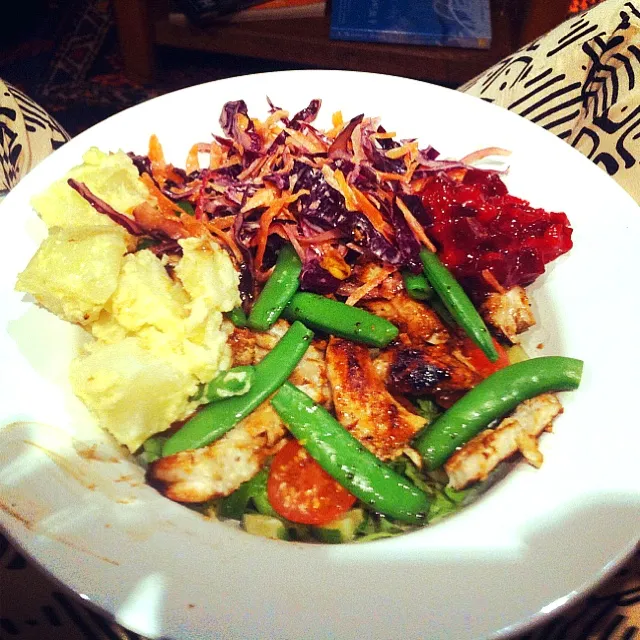 chicken salad with homeade coleslaw and sugarsnap peas|isabel alderson blenchさん