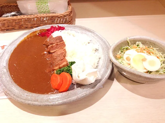 角煮カレー。この付け合せのヨーグルトっぽいのが美味しい。|tsuyoshiさん