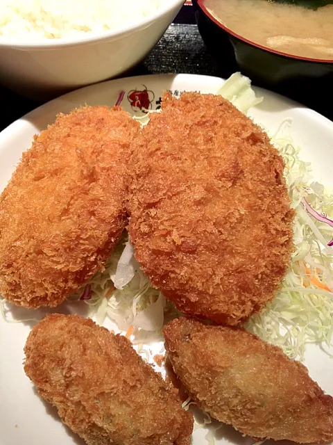 Snapdishの料理写真:カニクリームコロッケ＋カキフライ＠さくら水産  #昼ごはん #定食 #昼飯|Takashi H.さん