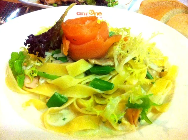 stewed fettuccine w smoked salmon in chives cream sauce|skyblueさん