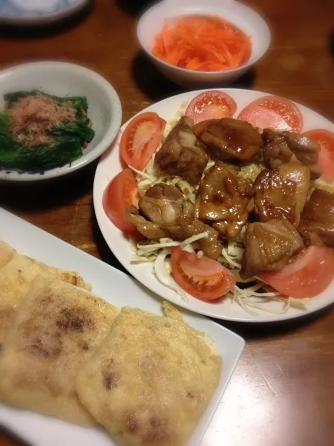 Snapdishの料理写真:鶏の照焼き、油揚げの納豆包み焼き、にんじん塩麹あえ、ほうれん草おひたし|raku_darさん