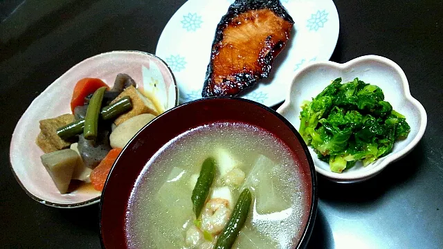 Snapdishの料理写真:ごろごろ野菜の煮物、ぶりの照り焼き、プチヴェールのガーリック醤油和え、大根といんげんのシーフードスープ、サラダ|ゆりっぽぃさん