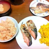 Snapdishの料理写真:炊き込みご飯、鮭の塩焼き、南瓜とキャベツのサラダ|岩城さん