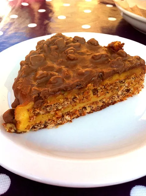 Snapdishの料理写真:Almond Daim Crunch Pie|Jyb Jitlada A.さん