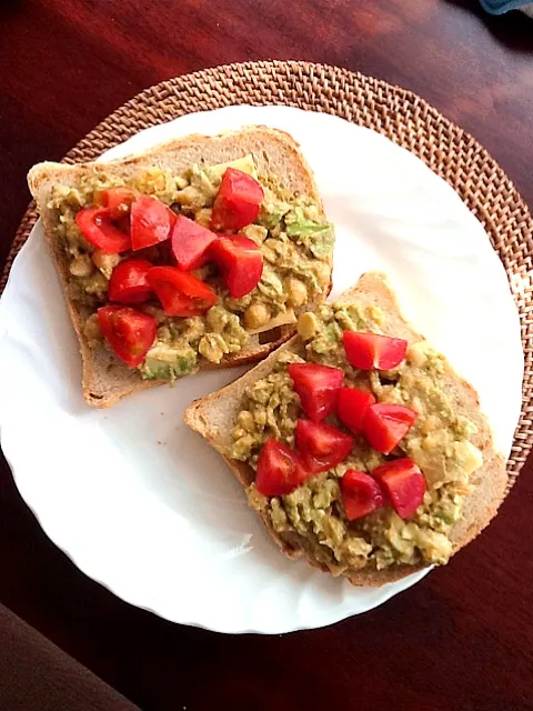 texmex avocado and chickpea mash sandwich|Kirsten Adachiさん