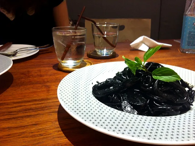 squid ink spaghetti|sirawan kuanwinitさん