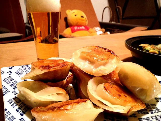 餃子で乾杯！干し貝柱入り！|kumakumatotoroさん