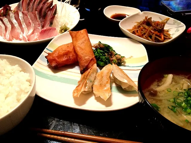 春巻き、餃子、菜の花のお浸し、刺身、味噌汁、金平牛蒡|ぱんちゃんさん