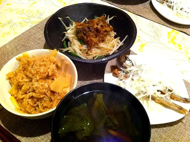 たけのこご飯ともやしの牛肉とレンコンのあんかけのせ、ししゃもの酢漬け、菜の花とたけのこのお吸い物。|takeharuさん