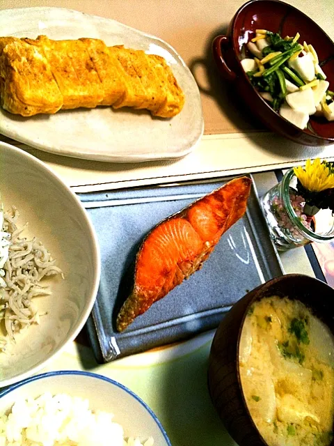 焼魚、シラスのせおろし、蕪の浅漬け、蕪と油揚げの味噌汁|shukoさん