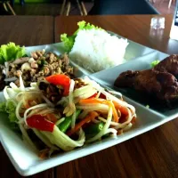 somtum, larb, sticky rice, fried chicken|sirawan kuanwinitさん