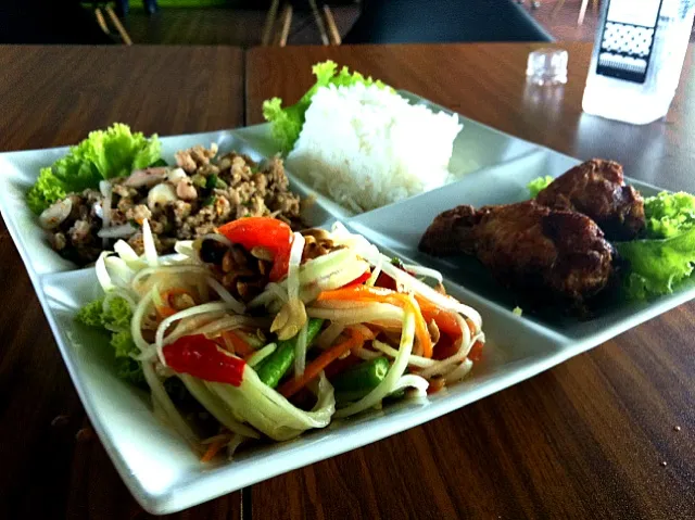 somtum, larb, sticky rice, fried chicken|sirawan kuanwinitさん