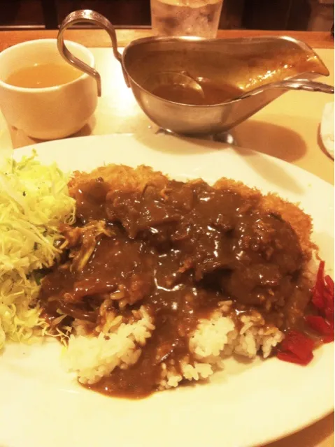 黒豚カツカレー。２０数年ぶりの御茶ノ水キッチンカロリー。３０年くらい煮込んでいるのでは？と思えるようなカレールーと熱々のカツ。オニオンコンソメスープがついてます。客はガテン系お兄さん多数。|akkioさん