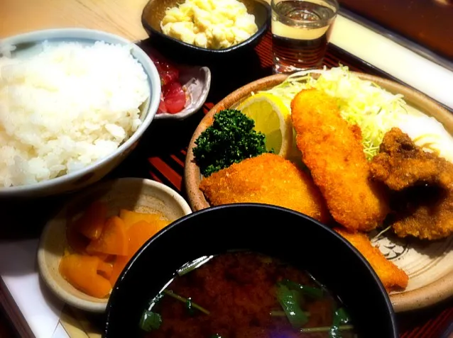 Snapdishの料理写真:日替わりランチ、丼じゃない日もあるとは知らなかった。白身魚フライとまぐろほほ肉の唐揚げ盛り合わせ。小鉢はマカロニサラダとまぐろカルパッチョ的なもの。食前酒で白ワインつき。|liccaさん