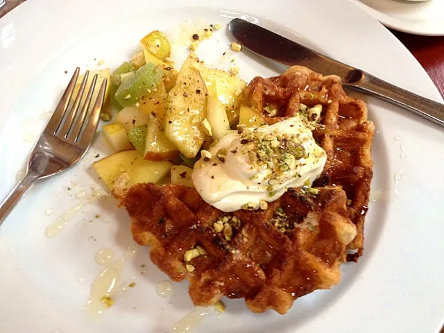 Belgian waggles with fruit, Welsh honey and creme fraiche|Jessさん