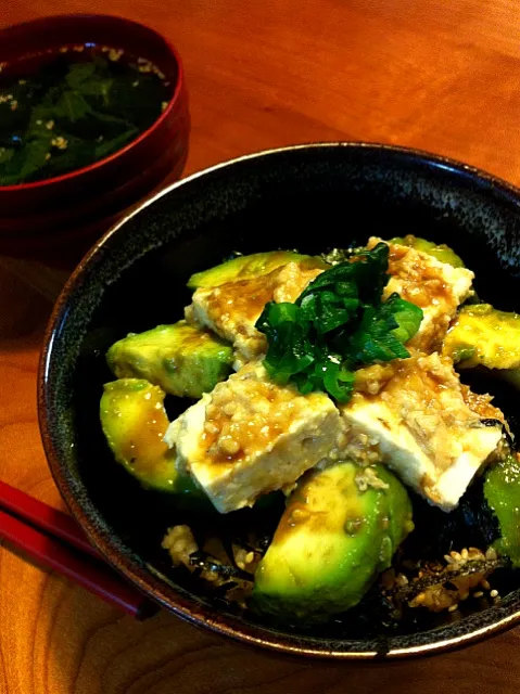 もう汚染されたマグロなんていらない丼！アボカドと味噌豆腐 わさひ醤油 ゴマ のり。。。うんまーーい！！|Suzuki Akikoさん