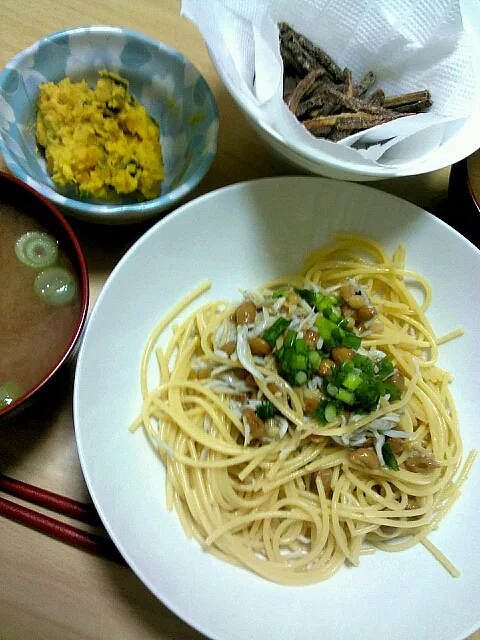 納豆しらすナメタケの和風パスタ かぼちゃサラダ ゴボウの唐揚げ なめこのお味噌汁|Nozomi Kitadeさん