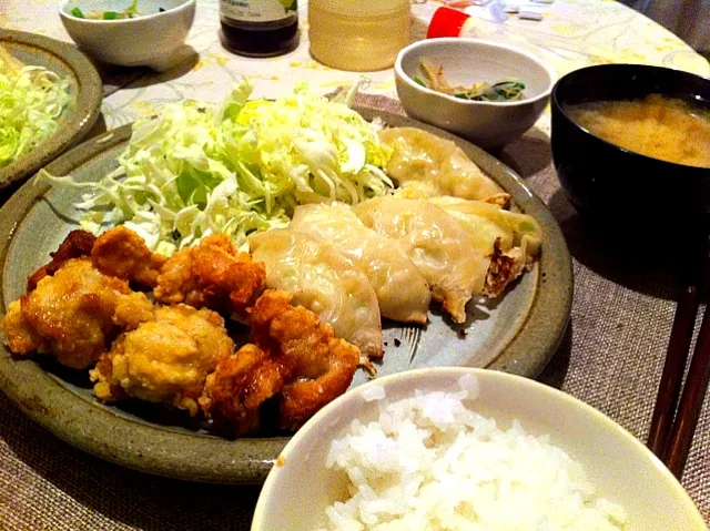 餃子と唐揚げ！ もやしサラダ、お味噌汁。ごちそうだ！！|takeharuさん