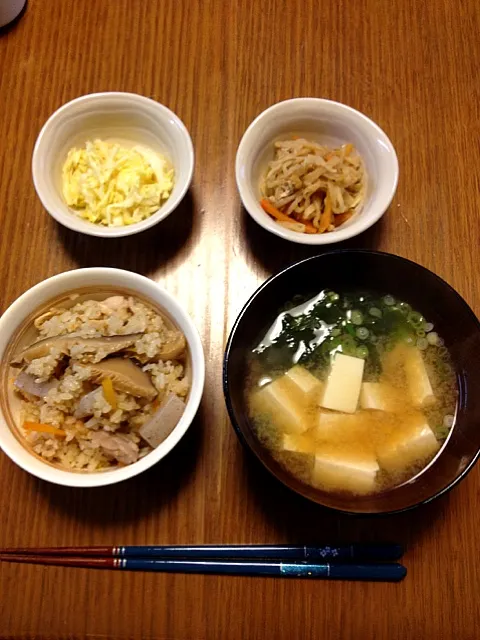 かやくご飯、豆腐とワカメのお味噌汁|かまさん