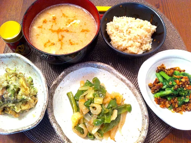 炊きたて玄米で土曜の朝ごはん。菜の花の肉そぼろ乗せ、香味野菜炒め、カニ缶とアボカドのポン酢和え、納豆汁。|番長さん