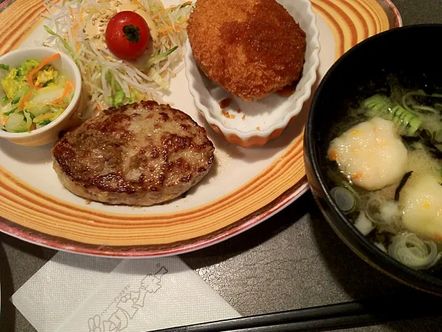 Snapdishの料理写真:びっくりドンキー  日替りランチ|fukuさん