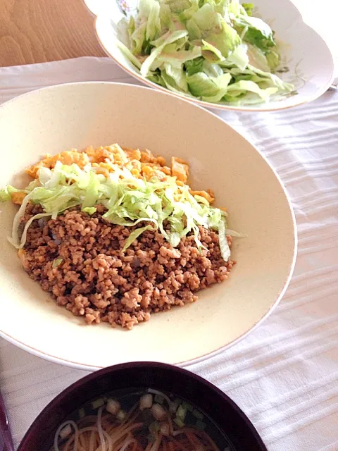 たまに食べたくなる三色ご飯。外はゴーゴー言ってて外出したくない！|canadienneさん