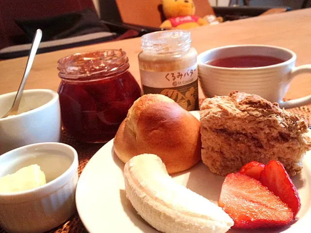 エシレ、くるみバター、ジャム、沢山ぬります！今日の朝食。|kumakumatotoroさん