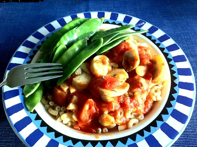 wholewheat maccaroni with mushroom-tomato sauce and sugar snaps|Gabiさん