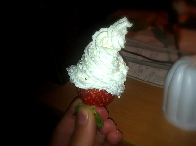 strawberry whit whipped cream|Richard G. Rihaさん