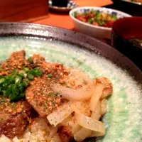 マグロほほにくのガーリックソテー丼|やすさん