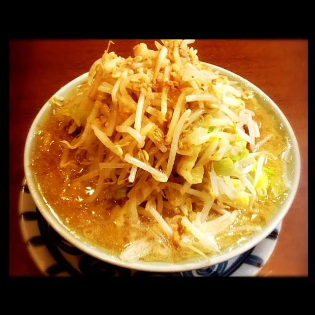 Snapdishの料理写真:ラーメン二郎の豚入りラーメン野菜マシマシニンニク脂カラメ|DECIBELさん