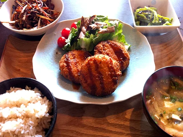 旅行の後で家庭料理に飢えてたので、今日のランチは定食風に。お味噌汁でホッとしたけど、キンピラは味が濃くなっちゃった(￣▽￣) ご飯はルクルーゼで炊いてみたよ★|sakakuraさん