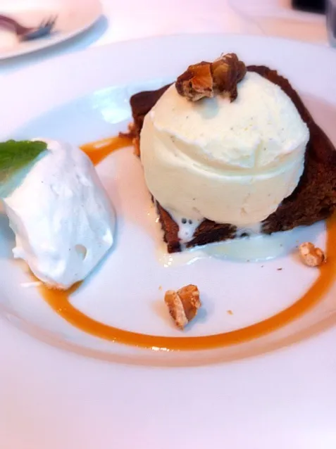 Snapdishの料理写真:walnut blondie with vanilla bean ice-cream and butterscotch|proudaさん