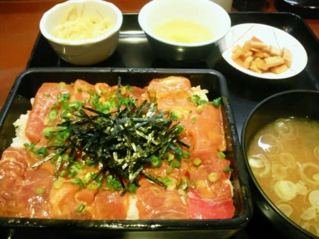 岩戸のマグロ丼。魚の美味しい店なのでマグロが中トロ風でおいしいのは当然ながら、タレがチョイごまだれ風の味付けがイイ仕事してる感満載！|SATOSHI OOCHIさん