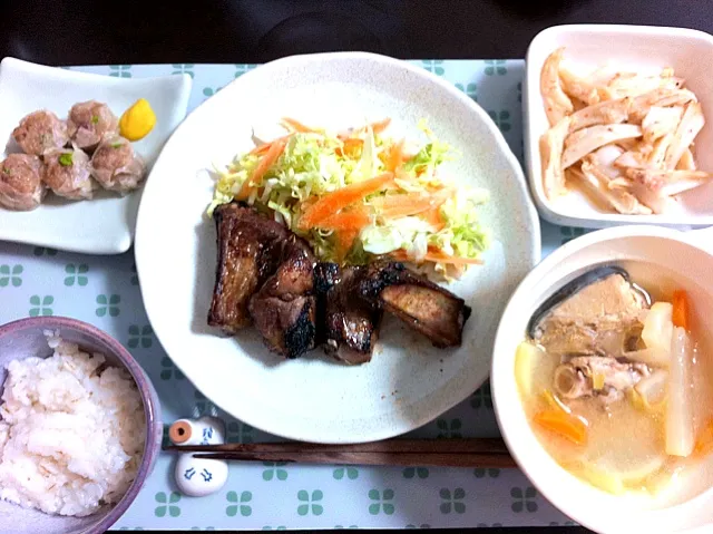 スペアリブ・ヤゲン塩だれ・アラ汁・崎陽軒シュウマイ・押し麦ご飯|ayAkaさん