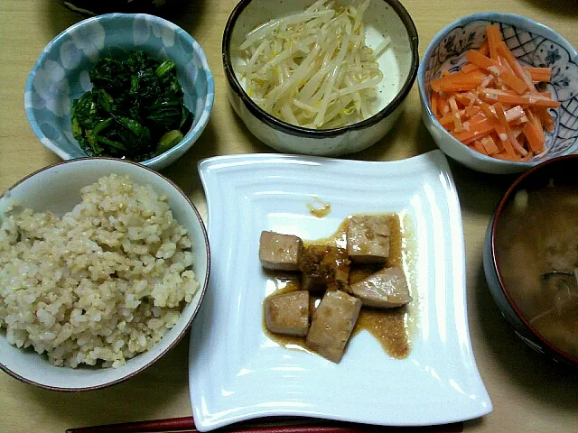 Snapdishの料理写真:マグロのステーキ～わさび醤油で  ほうれん草のポン酢合え 人参のゴマどれ合え もやしのナムル風 ご飯 アサリの味噌汁 +納豆|Nozomi Kitadeさん