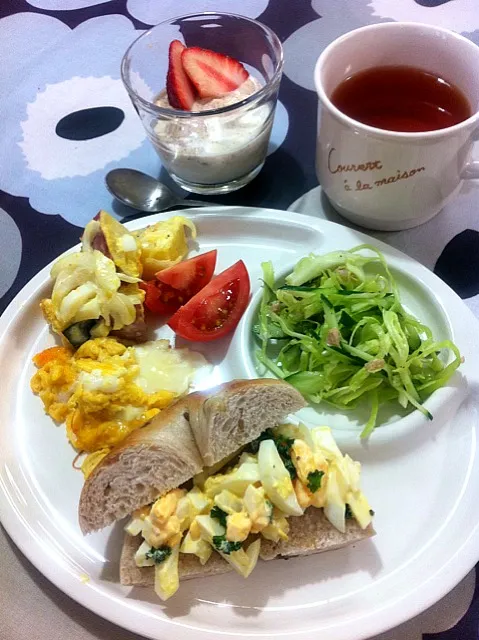 卵サンドベーグルとさつまいも&カボチャサラダの朝食|ケイさん