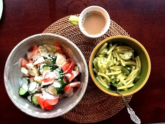 pesto pasta, salad and chai|Kirsten Adachiさん