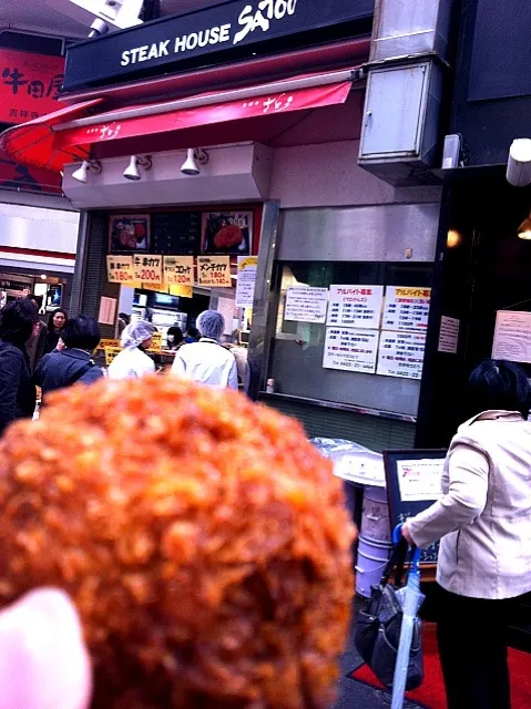 サトウのメンチカツ、吉祥寺の大人気店も今日の行列は短かった(^_-)|ままぞうさん