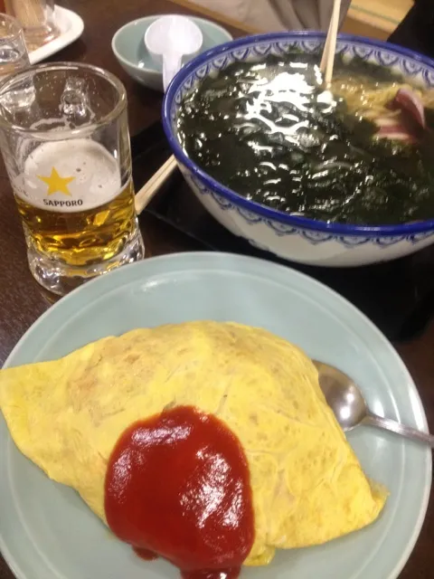 Snapdishの料理写真:久しぶりの三八飯店。浜ちゃんぽんのワカメのしたにはイカがいっぱい隠れてる〜。おいらはオムライス（＾∇＾）|しーさん