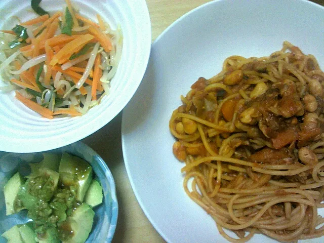 サバ味噌缶とトマト缶でパスタ(サバ味噌缶/トマト缶/玉ねぎ/にんじん/きのこミックス/大豆/チーズ) もやしのさっぱりサラダ(もやし/にんじん/ニラ)  アボカド|Nozomi Kitadeさん