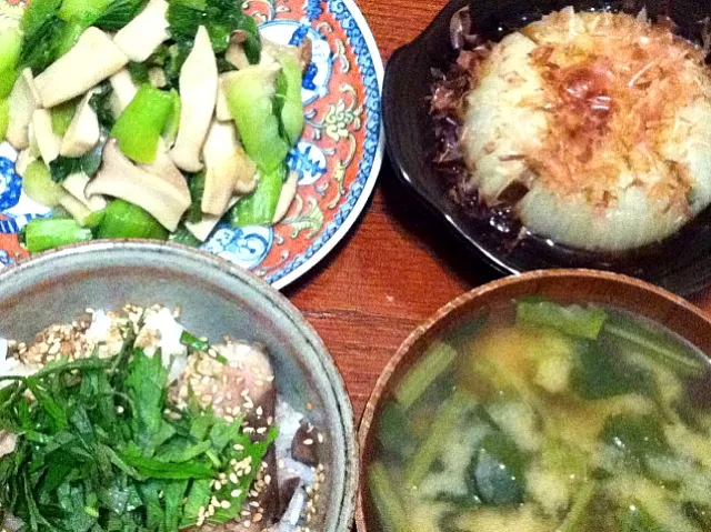 法蓮草味噌汁、鰹御飯、小松菜エリンギ炒め、玉葱ポン酢|machinさん