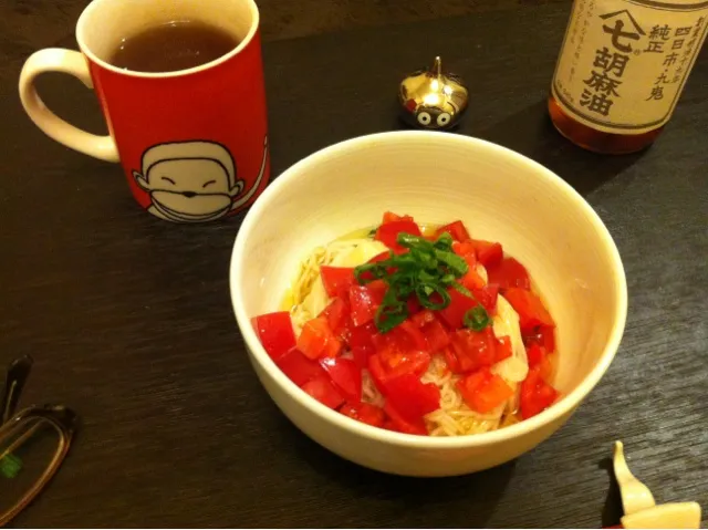 素麺＋トマト＋おろしにんにく＋創味のつゆ＋ごま油＝ (ﾟдﾟ)ｳﾏｰ|てつこさん