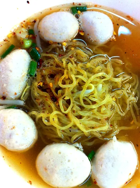 eEgg noodle with pork ball|Issara. 🍴さん