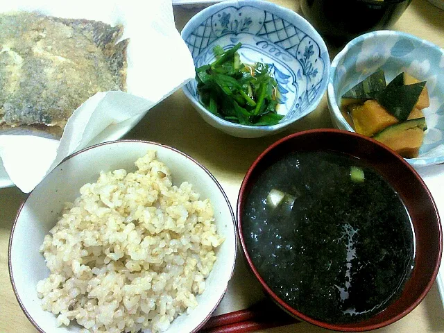 カレイの唐揚げ かぼちゃの煮物 ニラのお浸し 海苔の味噌汁 玄米ご飯 +納豆|Nozomi Kitadeさん