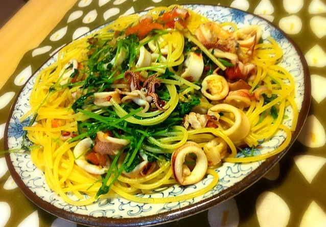 Snapdishの料理写真:イカとトマトと豆苗のパスタ|tacaccoさん